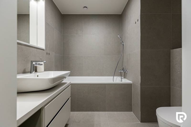 REZERVOVANÉ I METROPOLIS I Luxusný 1i byt I Staré Mesto - Kúpeľňa s vaňou, umývadlom a zrkadlovou skrinkou v 1-izbovom byte.