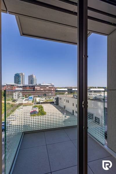 REZERVOVANÉ I METROPOLIS I Luxusný 1i byt I Staré Mesto - Balkón s výhľadom na panorámu, ulica Bottova, Bratislava - Staré Mesto, vedľa 1-izbového bytu.