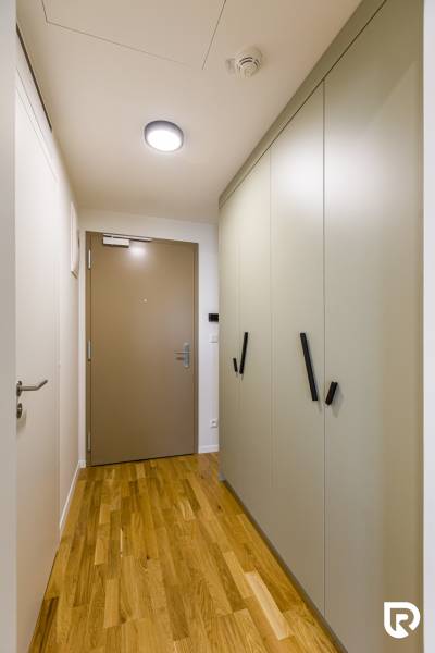 REZERVOVANÉ I METROPOLIS I Luxusný 1i byt I Staré Mesto - Vstupná chodba v 1-izbovom byte s podlahou s dreveným dekorom a vstavanými skriňami.