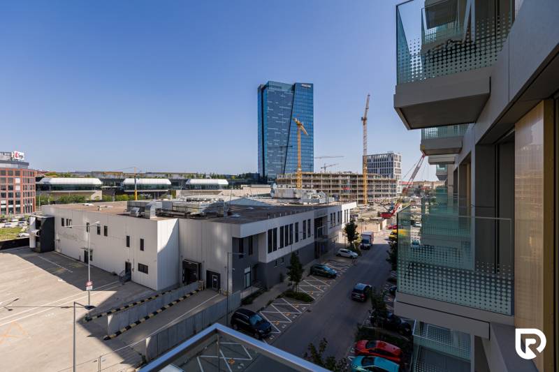 REZERVOVANÉ I METROPOLIS I Luxusný 1i byt I Staré Mesto - Výhľad z Bottovej na mrakodrap a žeriavy, Bratislava - Staré Mesto, 1-izbový byt.