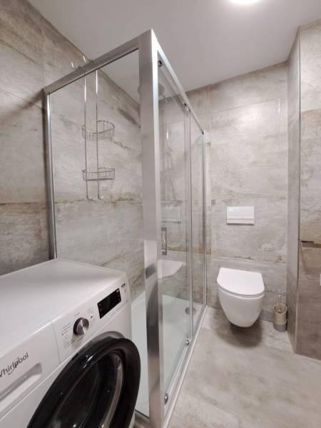 Prenájom: Lukratívny 2-izbový byt v Poprade na Novom nábreží - Kúpeľňa s práčkou, sprchovacím kútom a závesným WC v 2-izbovom byte.