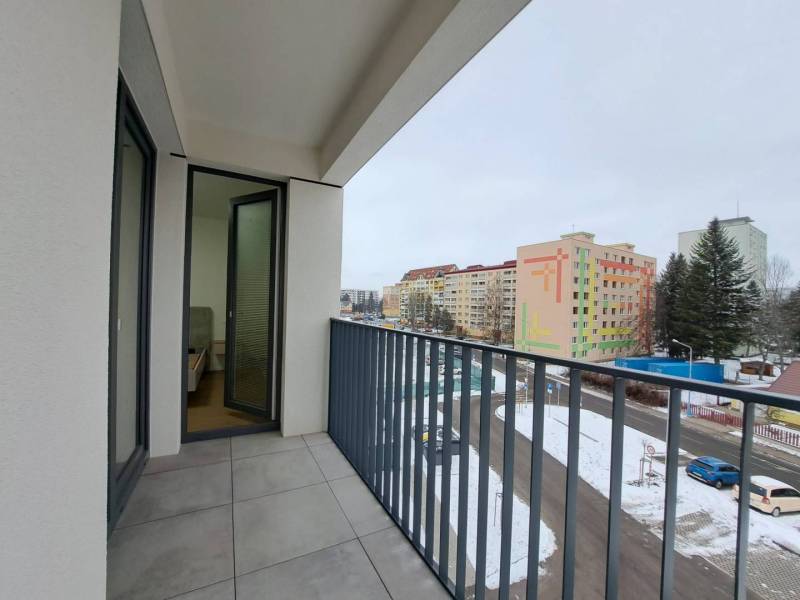 Prenájom: Lukratívny 2-izbový byt v Poprade na Novom nábreží - Balkón 2-izbového bytu v Poprade s výhľadom na zasneženú mestskú uličku.