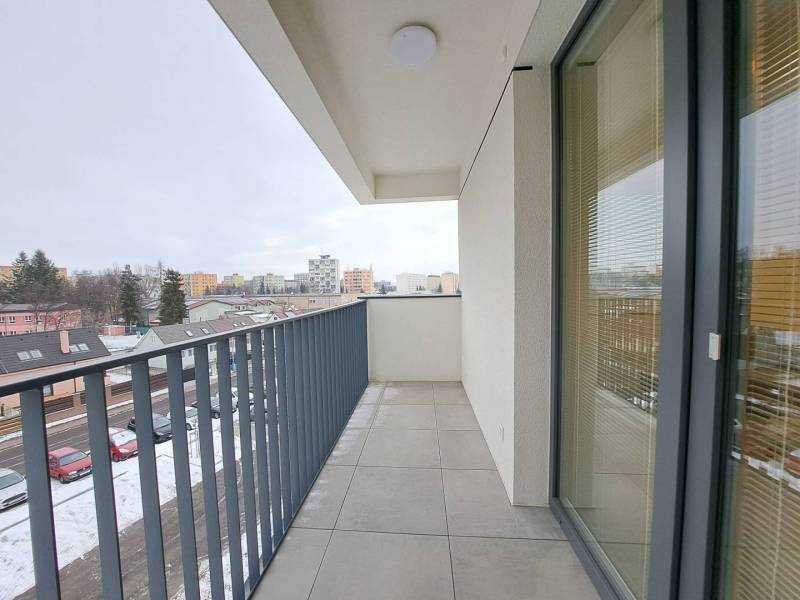 Prenájom: Lukratívny 2-izbový byt v Poprade na Novom nábreží - Balkón v Poprade z 2-izbového bytu s výhľadom na okolité budovy.