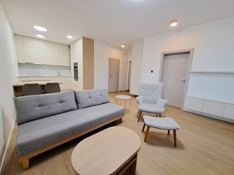 Prenájom: Lukratívny 2-izbový byt v Poprade na Novom nábreží - Štýlový obývací priestor v 2-izbovom byte s podlahou s dreveným dekorom.