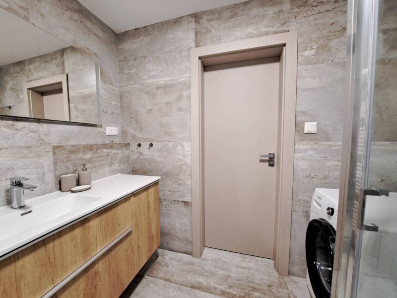 Prenájom: Lukratívny 2-izbový byt v Poprade na Novom nábreží - Kúpeľňa s umývadlom a podlahou s dreveným dekorom v 2-izbovom byte.