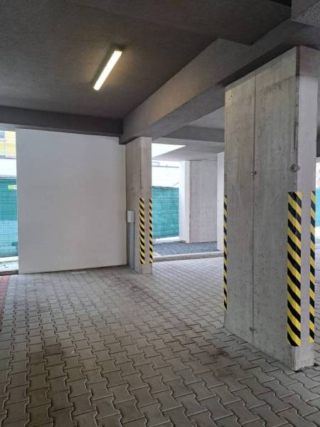 Prenájom: Lukratívny 2-izbový byt v Poprade na Novom nábreží - Parkovacie miesto s betónovými stĺpmi a osvetlením v Poprade.