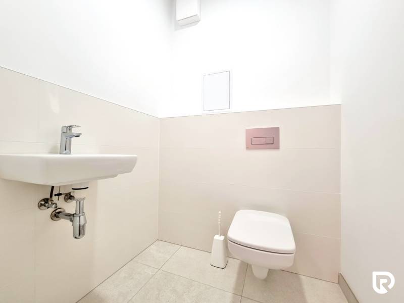 Pekný a moderný 3-izbový byt I Arboria Trnava - Toaleta s umývadlom v 3-izbovom byte, svetlé obklady, minimalistický dizajn.