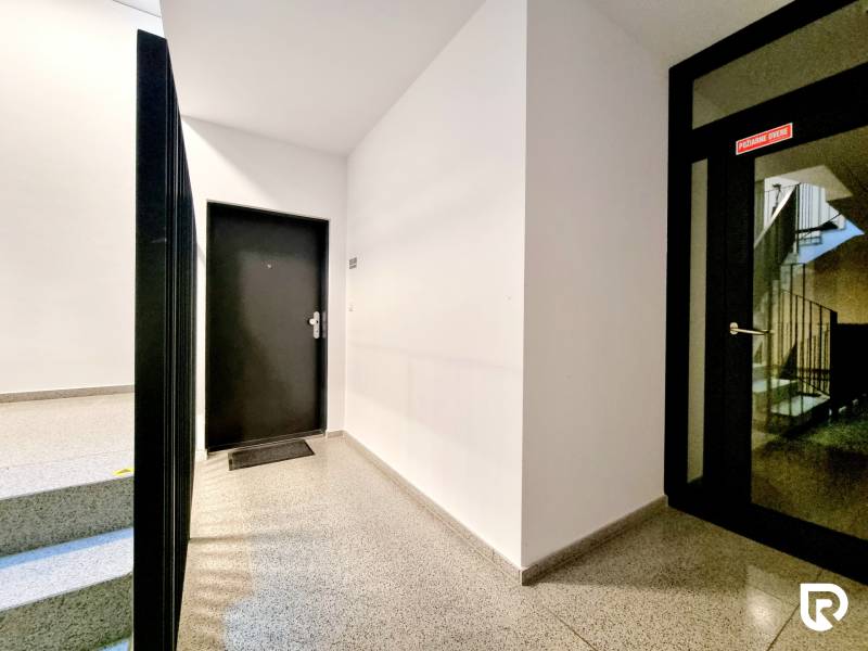 Pekný a moderný 3-izbový byt I Arboria Trnava - Vstup do 3-izbového bytu, čistá chodba s protipožiarnymi dverami a schodiskom.