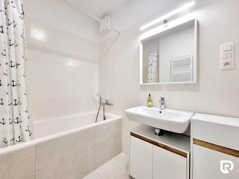 Pekný a moderný 3-izbový byt I Arboria Trnava - Kúpeľňa s vaňou, umývadlom a bielymi obkladačkami v 3-izbovom byte.