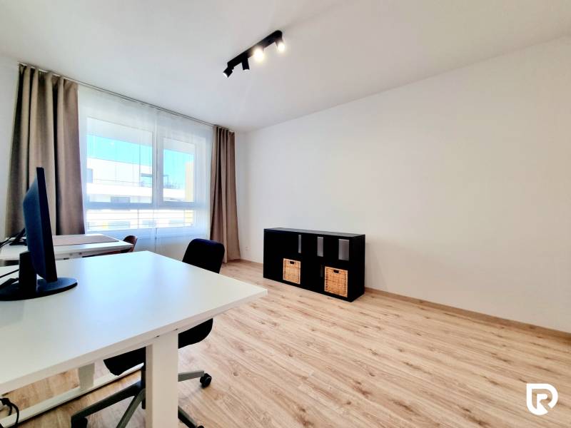 Pekný a moderný 3-izbový byt I Arboria Trnava - Kancelársky priestor s podlahou s dreveným dekorom v 3-izbovom byte.