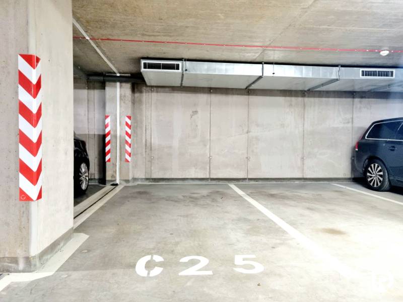 Pekný a moderný 3-izbový byt I Arboria Trnava - Parkovacie miesto v garáži so stenami a podlahou s označením C25.