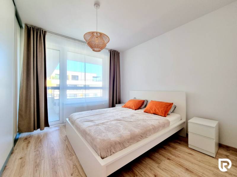 Pekný a moderný 3-izbový byt I Arboria Trnava - Svetlá spálňa s podlahou s dreveným dekorom v 3-izbovom byte.