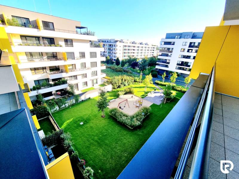 Pekný a moderný 3-izbový byt I Arboria Trnava - Výhľad z 3-izbového bytu na Veternú ulicu v Trnave s detským ihriskom.