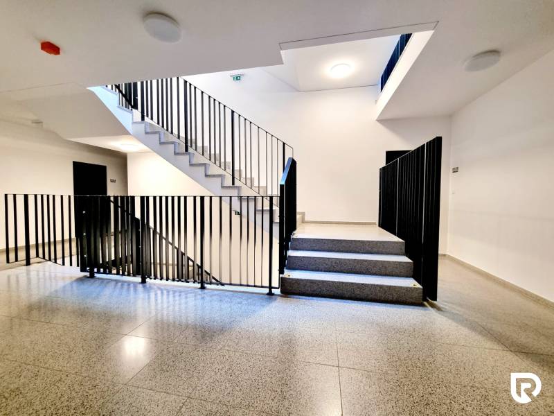 Pekný a moderný 3-izbový byt I Arboria Trnava - Schodisko v budove s jednoduchým zábradlím a svetlými stenami.