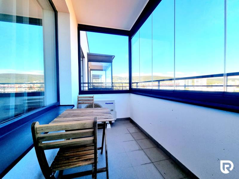 Posledný investičný krásny 2-izbový byt | 55 m² | RÍNOK RAČA - Balkón 2-izbového bytu s dreveným nábytkom a výhľadom na Bratislavu-Raču.