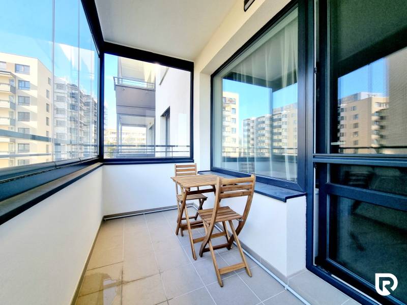 Posledný investičný krásny 2-izbový byt | 62 m² | RÍNOK RAČA - Presklená loggia s dreveným nábytkom a výhľadom na okolie v 2-izbovom byte.