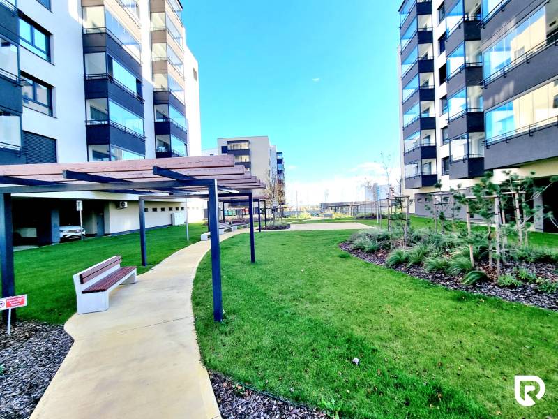 Posledný investičný krásny 2-izbový byt | 62 m² | RÍNOK RAČA - Dvor bytového komplexu s lavičkami a modernou zeleňou na Františka Kubu v Bratislave – Rači.