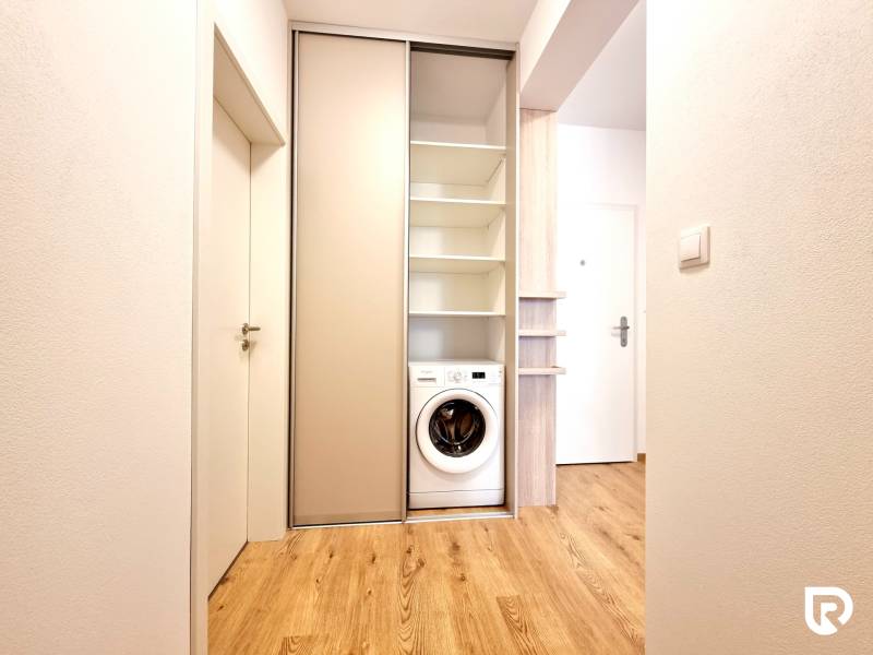 Posledný investičný krásny 2-izbový byt | 62 m² | RÍNOK RAČA - 2-izbový byt s práčkou v zabudovanom skrini, podlaha s dreveným dekorom.