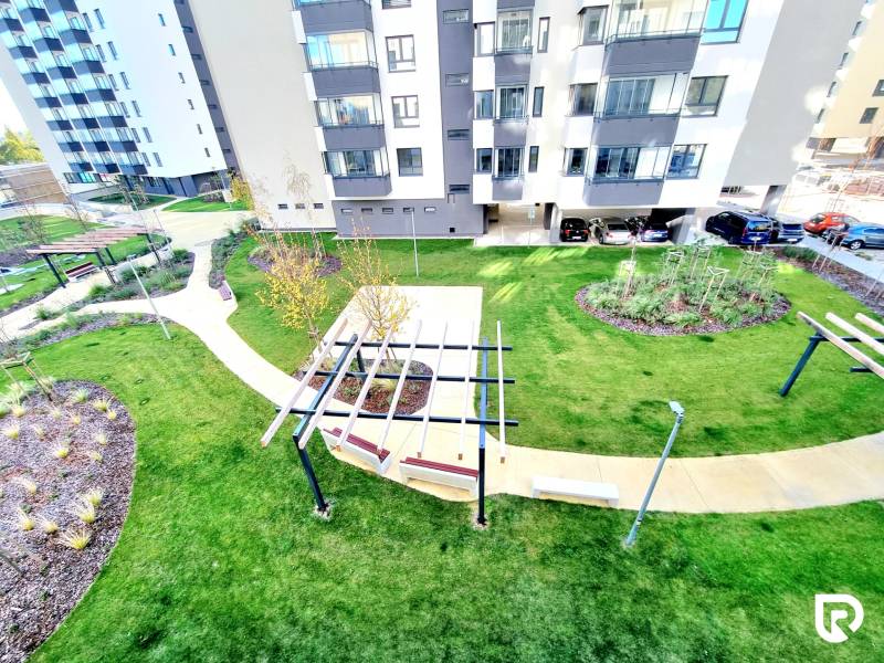 Posledný investičný krásny 2-izbový byt | 62 m² | RÍNOK RAČA - Záhrada s chodníkmi v Bratislave - Rači na Františka Kubu pri 2-izbovom byte.