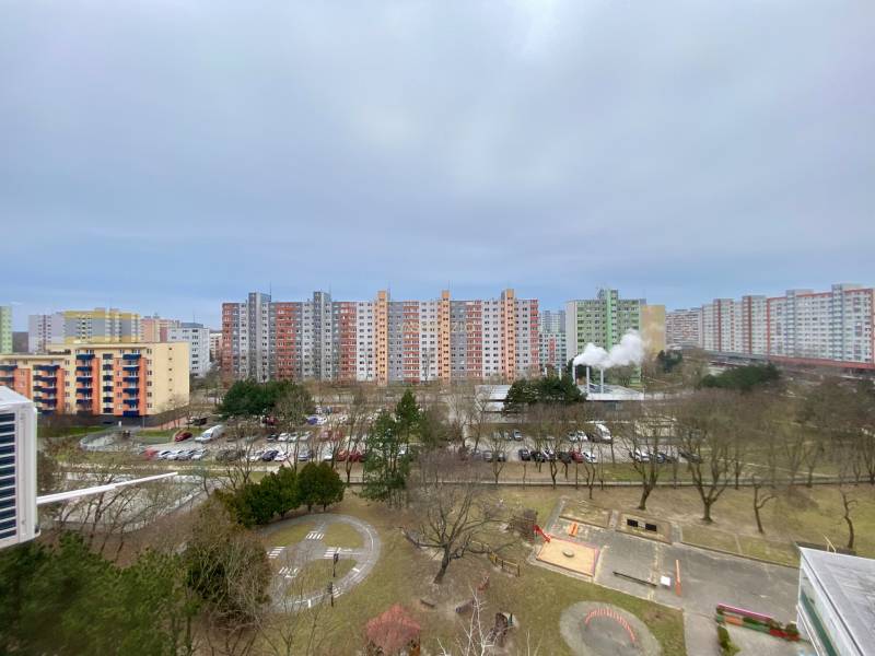 | PREDAJ | 3i byt s krásnym výhľadom vo vyhľadávanej časti BA - Petržalka, Gessayova: Výhľad na sídlisko s výškovými bytovými domami a parkom v Bratislave.