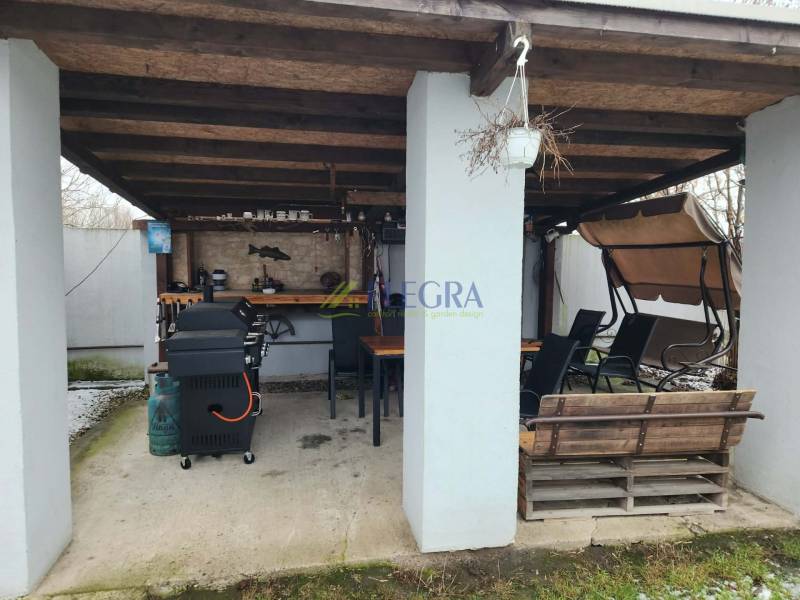 Na predaj dva rodinné domy Tornysnémeti HU - Rodinný dom v Tornyosnémeti s krytou terasou, grilom, hojdacou lavičkou a stolovaním.