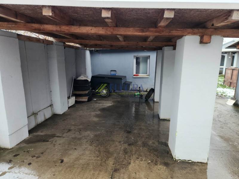 Na predaj dva rodinné domy Tornysnémeti HU - Zastrešený prístrešok pri rodinnom dome v Tornyosnéméti s betónovou podlahou.