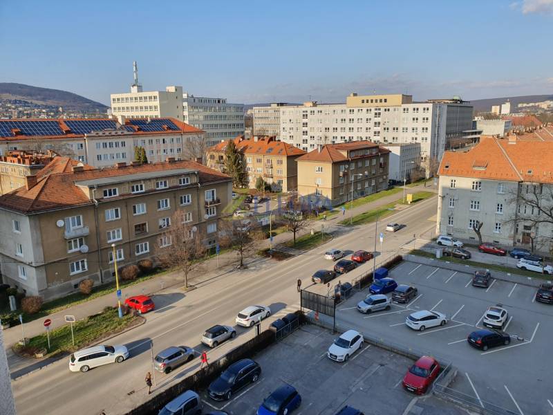 Na prenájom: kancelárske a obchodné priestory Letná 40,  Košice - Ulice s budovami a zaparkovanými autami v Košiciach, mestská časť Sever, Letná.