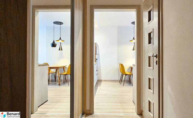 Moderný unikát - 1,5- izb. byt s 2 loggiami na prenájom (Nad jazerom) - Osvetlená jedáleň s kuchynským stolom a žltými stoličkami v 1-izbovom byte.