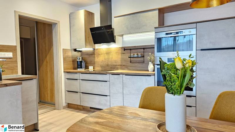 Moderný unikát - 1,5- izb. byt s 2 loggiami na prenájom (Nad jazerom) - Kuchyňa v 1-izbovom byte s dreveným dekorom podlahy a moderným vybavením.