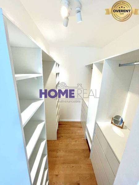 MODERNE A PRAKTICKY ZARIADENÝ 3 IZB. BYT V NOVOSTAVBE NA BOROCH. - Šatník v 3-izbovom byte s úložnými priestormi a podlahou s dreveným dekorom.