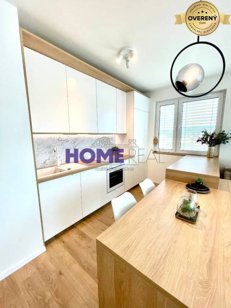 MODERNE A PRAKTICKY ZARIADENÝ 3 IZB. BYT V NOVOSTAVBE NA BOROCH. - Kuchyňa v 3-izbovom byte s bielymi skrinkami a podlahou s dreveným dekorom.