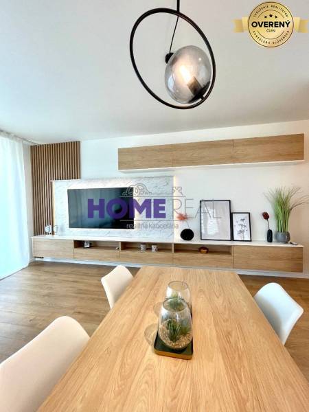 MODERNE A PRAKTICKY ZARIADENÝ 3 IZB. BYT V NOVOSTAVBE NA BOROCH. - Svetlá obývacia izba v 3-izbovom byte s podlahou s dreveným dekorom a moderným líniovým osvetlením.