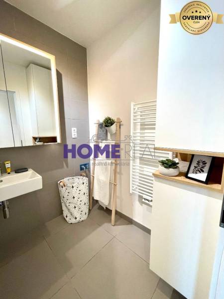 MODERNE A PRAKTICKY ZARIADENÝ 3 IZB. BYT V NOVOSTAVBE NA BOROCH. - Kúpeľňa s umývadlom, zrkadlom a bielym radiátorom v 3-izbovom byte.