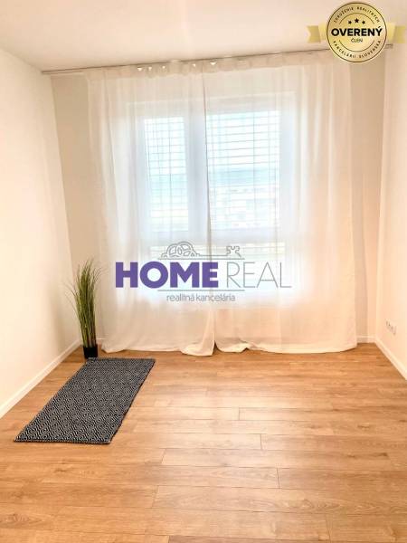 MODERNE A PRAKTICKY ZARIADENÝ 3 IZB. BYT V NOVOSTAVBE NA BOROCH. - Izba s podlahou s dreveným dekorom a bielymi záclonami v 3-izbovom byte.