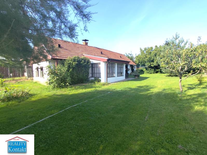 Ponúkame na predaj záhradný domček - Jasová - Rodinný dom v Jasovej s veľkou záhradou a stromami, ideálne pre relax a odpočinok.