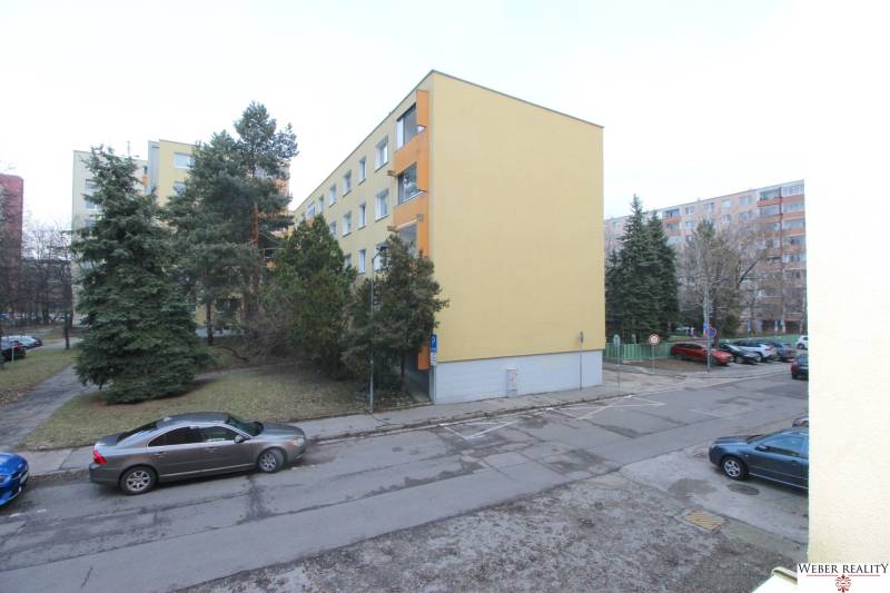 3-izb.byt v Dúbravke (Gallayova ul.) po rekonštrukcii s loggiou - Bytový dom v Bratislave na Cabanovej ulici v prostredí s ihličnatými stromami.