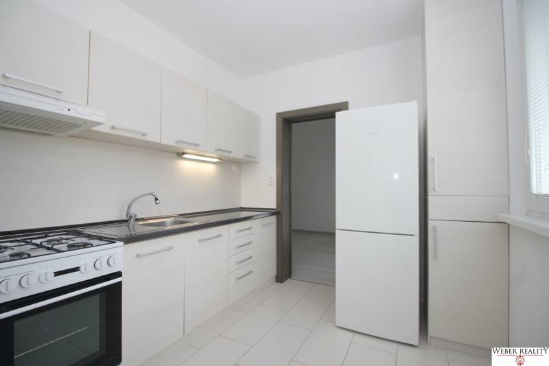 3-izb.byt v Dúbravke (Gallayova ul.) po rekonštrukcii s loggiou - Kuchyňa v 3-izbovom byte s bielymi skrinkami a bielou podlahou.