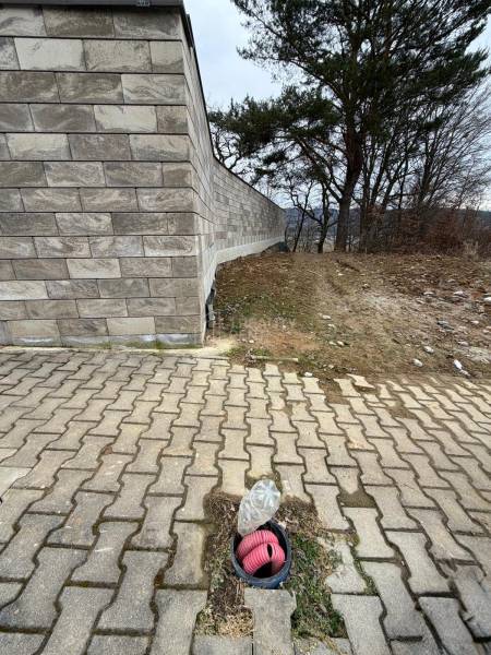 Predaj: Stavebný pozemok 400m2 v Bytči vo vilovej štvrti (MO) - Murovaný plot a betónová dlažba na pozemkoch na bývanie vo Veľkej Bytči.