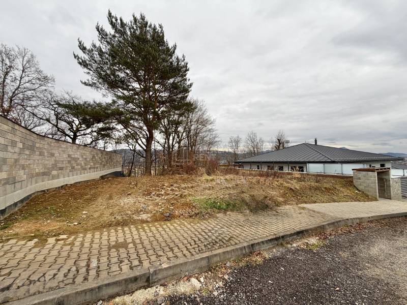 Predaj: Stavebný pozemok 400m2 v Bytči vo vilovej štvrti (MO) - Pozemok na bývanie vo Veľkej Bytči v meste Bytča s chodníkom a stromami.