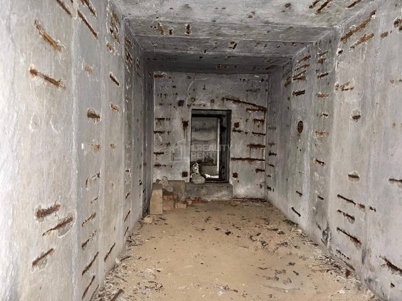 Predaj: Stavebný pozemok 400m2 v Bytči vo vilovej štvrti (MO) - Opustená betónová miestnosť s oknom, Pozemky - bývanie, Veľká Bytča, Bytča.