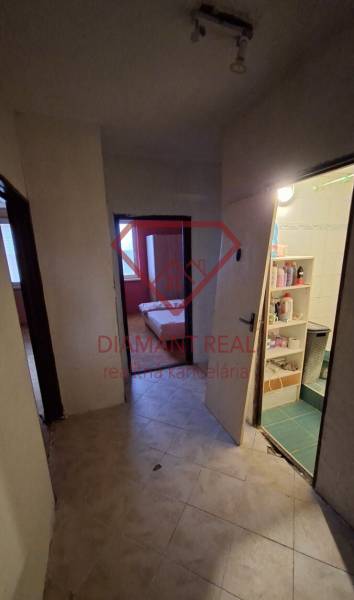 TOTO je Váš nový domov - 3 izbový byt Sereď  - Chodba v 3-izbovom byte so vstupom do kúpeľne a izby, podlaha s dreveným dekorom.