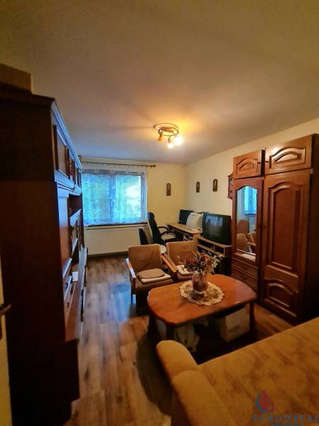 4.izb Rodinný Dom Centrum Chtelnica - Obývacia izba v rodinnom dome s nábytkom a podlahou s dreveným dekorom.