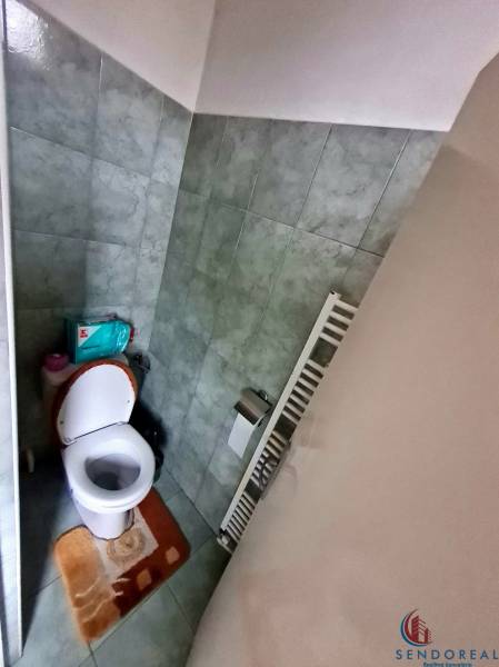 4.izb Rodinný Dom Centrum Chtelnica - Kúpeľňa s toaletou v rodinnom dome, obložená zelenkavými dlaždicami.