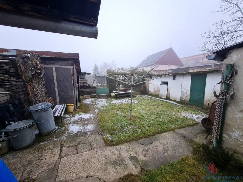 4.izb Rodinný Dom Centrum Chtelnica - Rodinný dom v Chtelnici na Námestí 1. mája so záhradou, šopou a odpadovými kontajnermi.