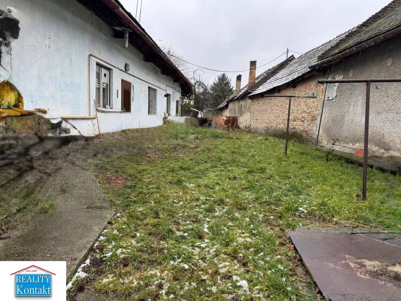 Predáme rodinný dom- Šurany, širšie centrum.  - Rodinný dom so záhradou na Komenského v Šuranoch, vedľa pôvodných stavieb.