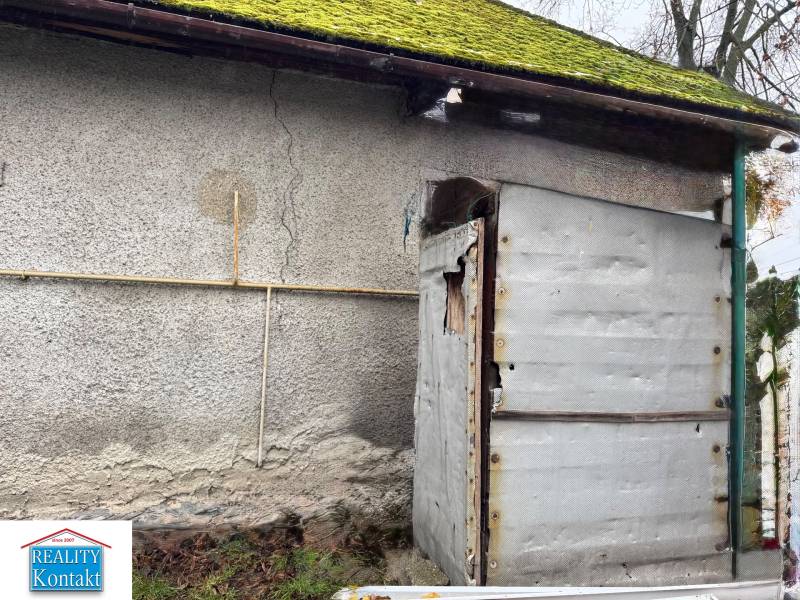 Predáme rodinný dom- Šurany, širšie centrum.  - Rodinný dom na Komenského ulici v Šuranoch so staršou fasádou a machom na streche.