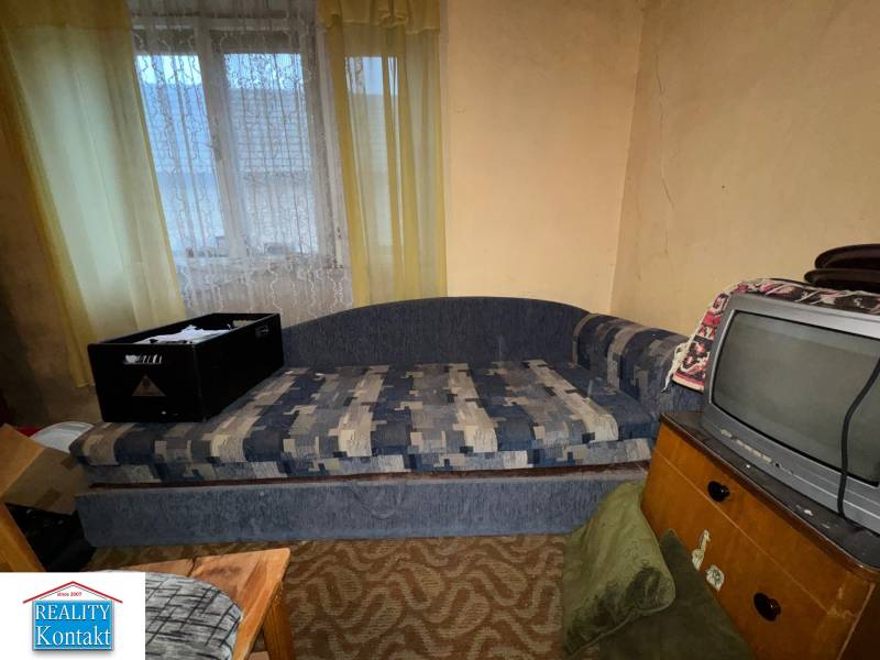 Predáme rodinný dom- Šurany, širšie centrum.  - Pohovka a televízor v izbe rodinného domu s vintage dekoráciou interiéru.