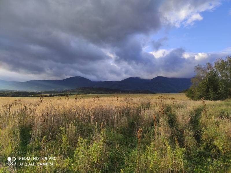 TURANY-stavebný pozemok o výmere 793 m2 - Rozľahlé pozemky obklopené horami, krásna príroda, bývanie v harmonickom prostredí, ideálne pre pokojný život.