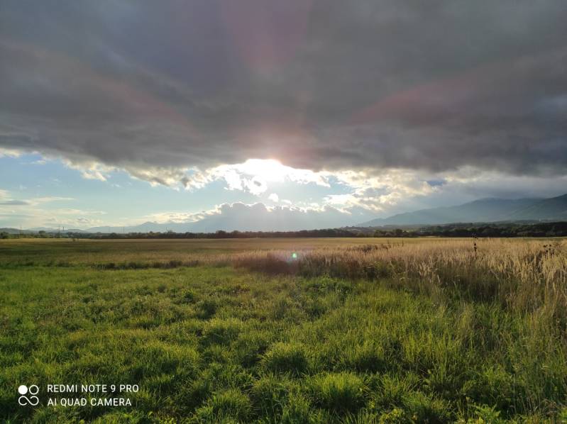 TURANY-stavebný pozemok o výmere 793 m2 - Rozsiahle pozemky s pohľadom na nádhernú krajinu a lúky pod dramatickou oblohou.