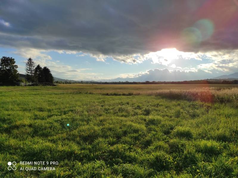 TURANY-stavebný pozemok o výmere 793 m2 - Rozsiahle zelené pozemky, ideálne pre bývanie, pod slnkom za oblakmi.